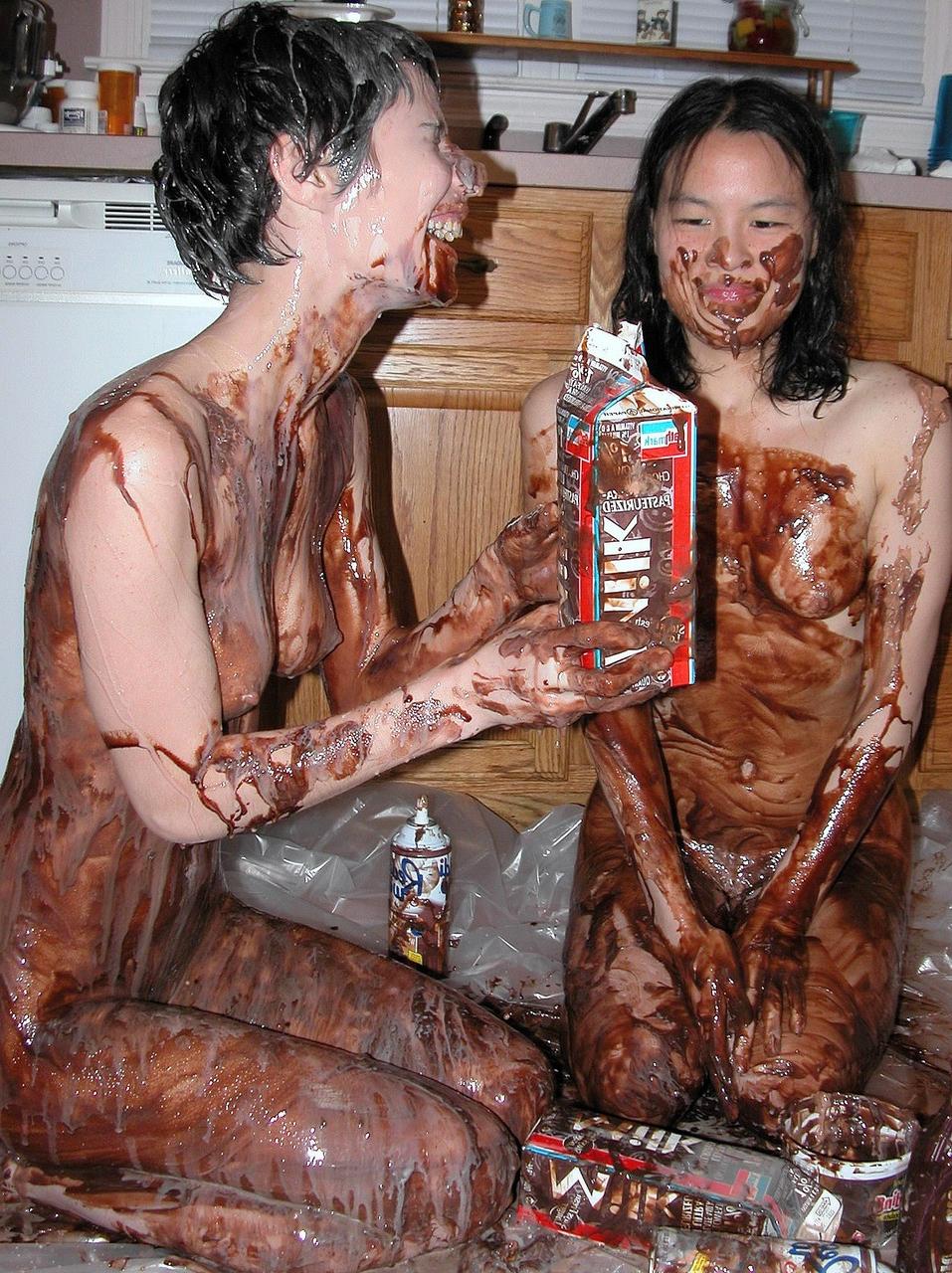 20P As lésbicas brincalhonas Colette e Roxanne cobrem o corpo uma da outra com chocolate
