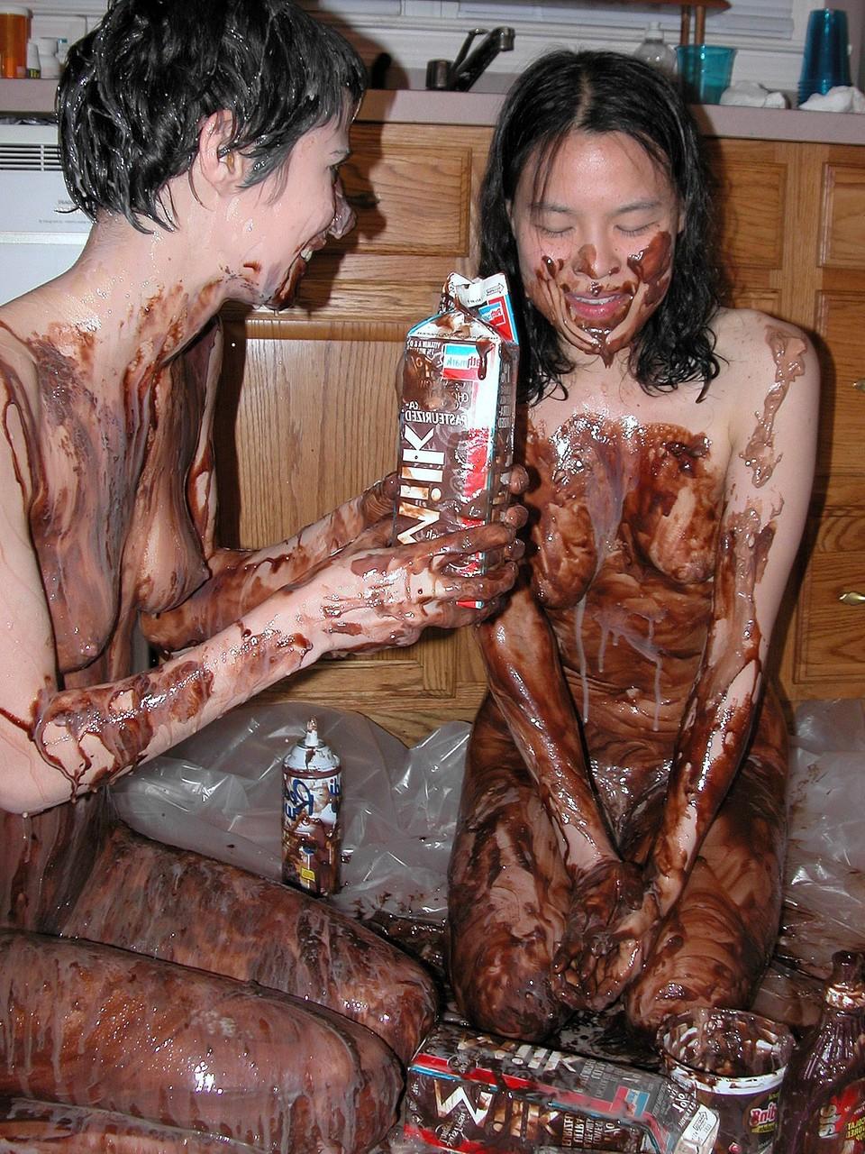 20P As lésbicas brincalhonas Colette e Roxanne cobrem o corpo uma da outra com chocolate