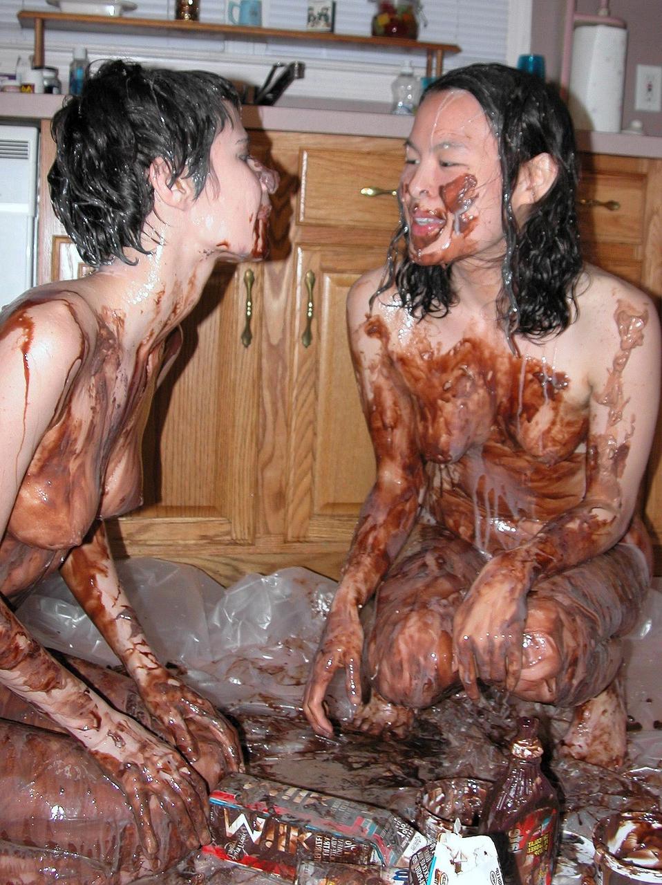 20P As lésbicas brincalhonas Colette e Roxanne cobrem o corpo uma da outra com chocolate