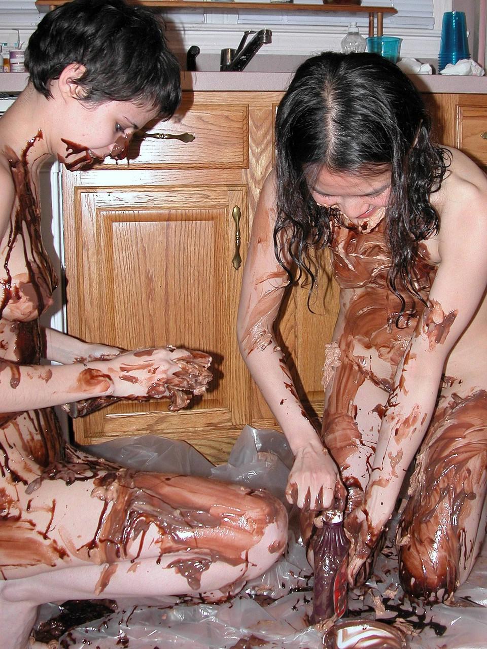 20P As lésbicas brincalhonas Colette e Roxanne cobrem o corpo uma da outra com chocolate