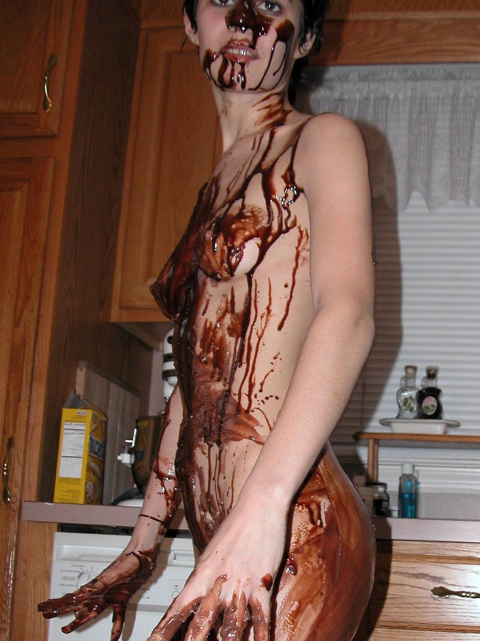 20P As lésbicas brincalhonas Colette e Roxanne cobrem o corpo uma da outra com chocolate