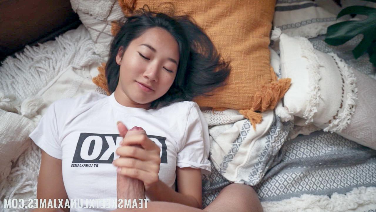 20P La douce jeune asiatique Luna X se réveille, se fait baiser et se fait remplir de sperme par un mec pervers.