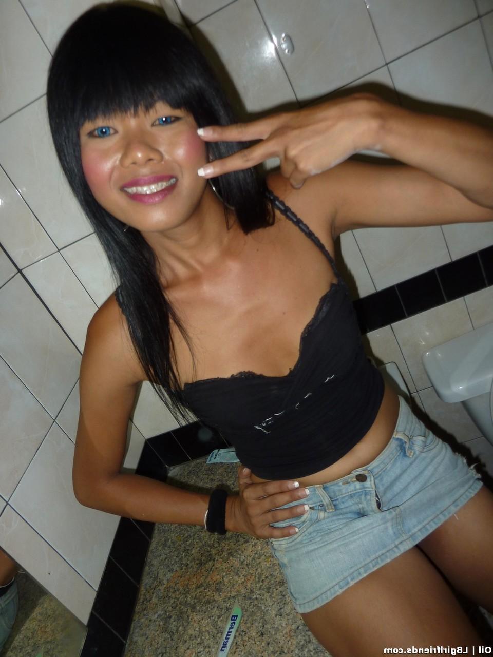 17P Travesti asiática Oil com pau pequeno foi pega e fotógrafa no banheiro