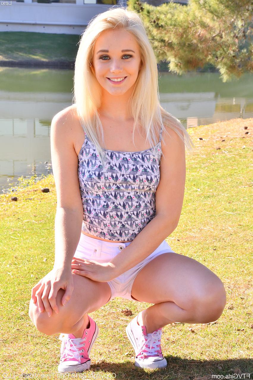 20P Die geile Blondine Lexi fingert in einem Solo ihre Möse und spielt mit ihrem engen Hintern
