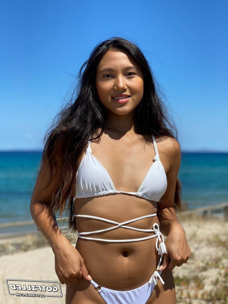 20P Das junge Mädchen May Thai gibt sich nach einem Tag am Strand einen Creampie und POV-Sex