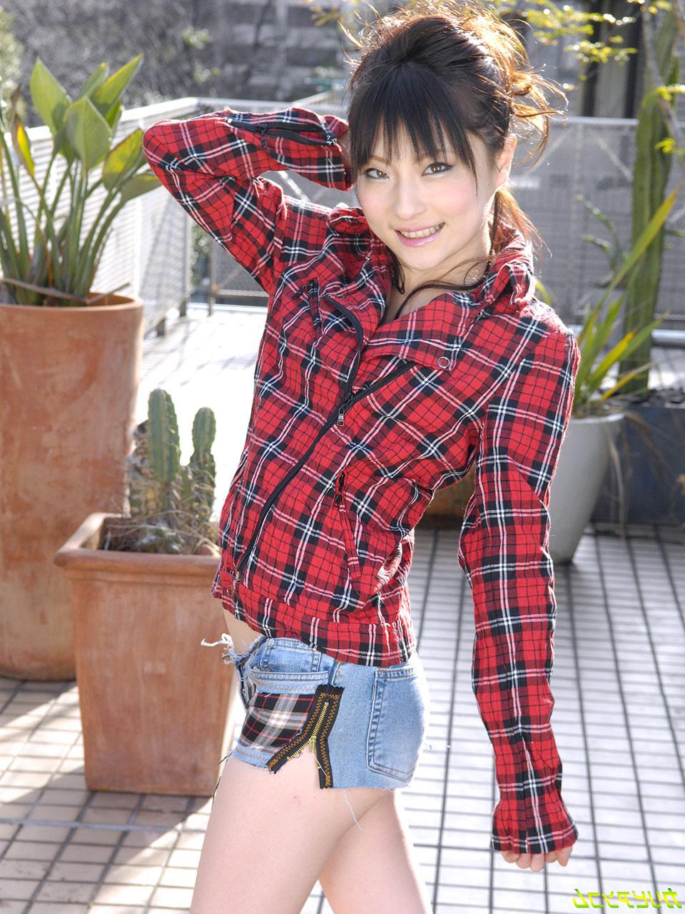 11P La pequeña japonesa Rika Sonohara expone su cuerpo y recibe una erección en una cama