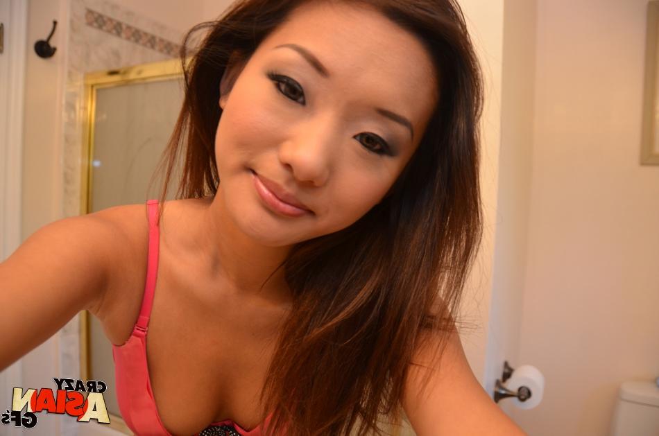 16P La delgada asiática alina li se toma fotos en bikini en la ducha