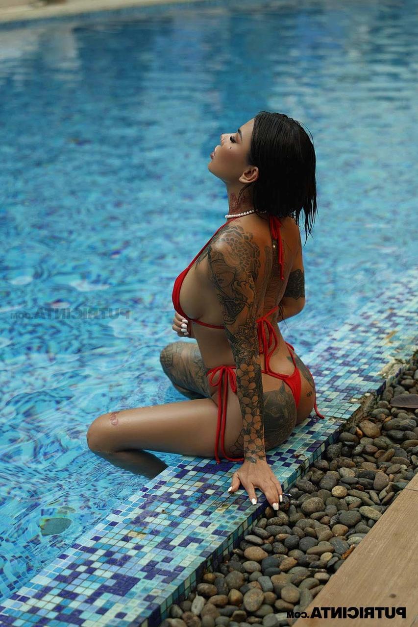 20P La traviesa modelo tatuada Sarisa hace alarde de su increíble culo con tacones de cuero