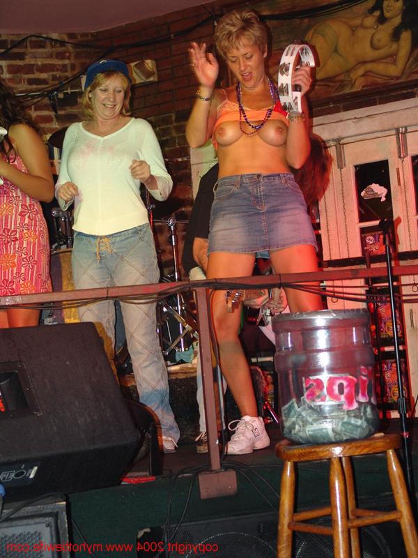 20P Tracy Lick, épouse échangiste et ludique, montre ses gros seins en public.