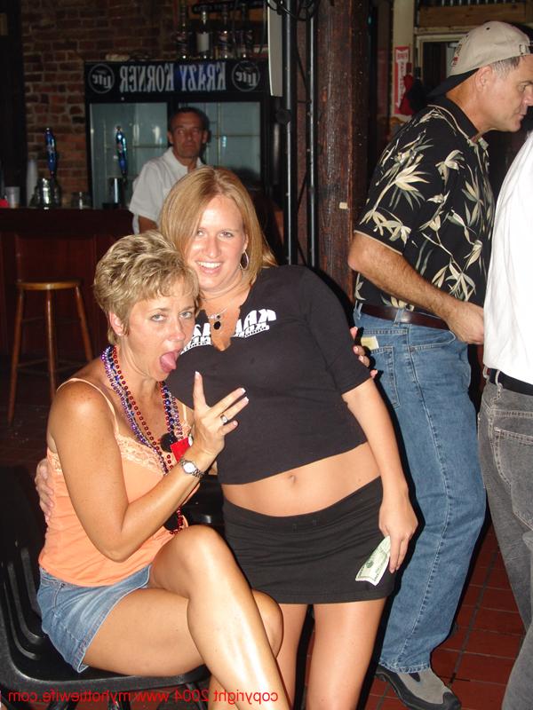 20P Tracy Lick, épouse échangiste et ludique, montre ses gros seins en public.