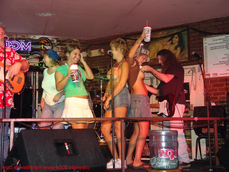 20P Tracy Lick, épouse échangiste et ludique, montre ses gros seins en public.