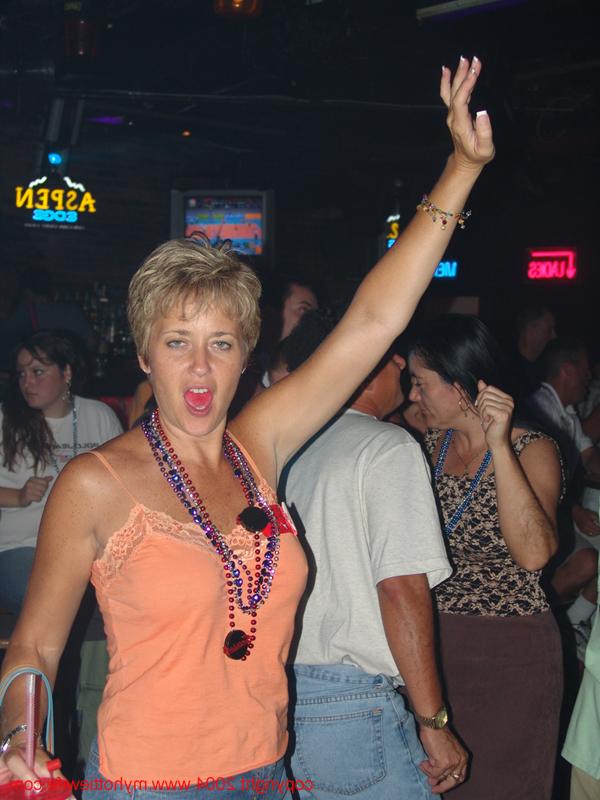 20P Tracy Lick, épouse échangiste et ludique, montre ses gros seins en public.