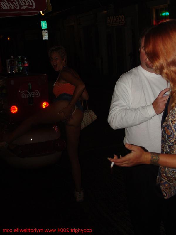 20P Tracy Lick, épouse échangiste et ludique, montre ses gros seins en public.