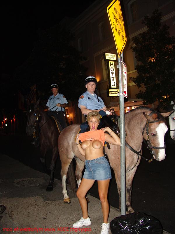 20P Tracy Lick, épouse échangiste et ludique, montre ses gros seins en public.