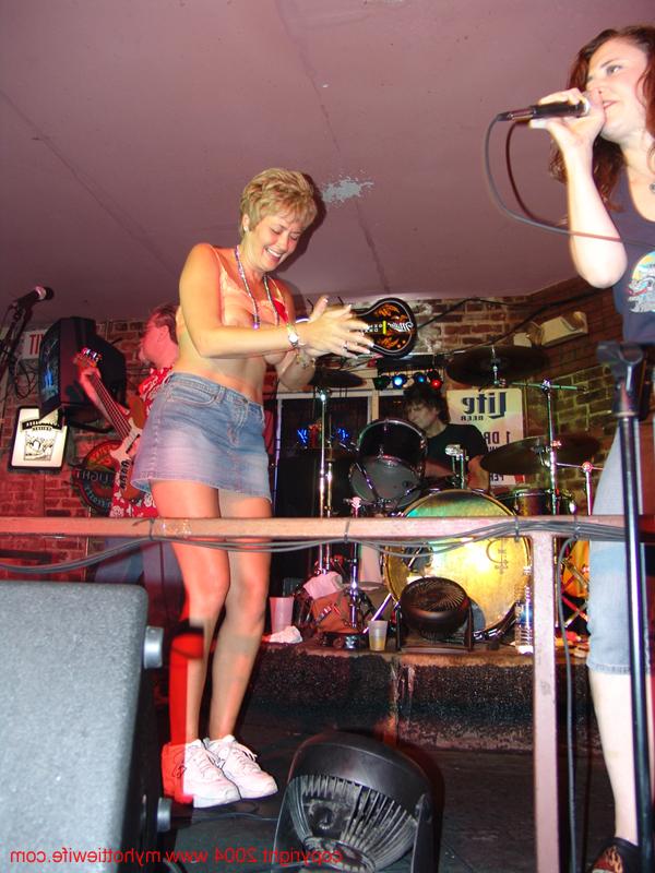 20P Tracy Lick, épouse échangiste et ludique, montre ses gros seins en public.