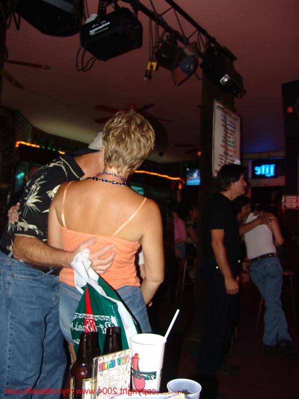 20P Tracy Lick, épouse échangiste et ludique, montre ses gros seins en public.