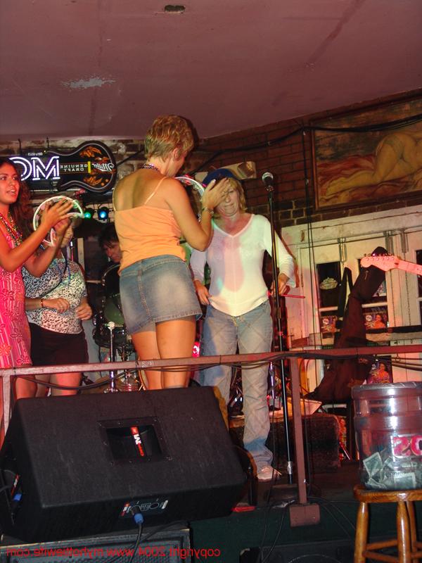 20P Tracy Lick, épouse échangiste et ludique, montre ses gros seins en public.
