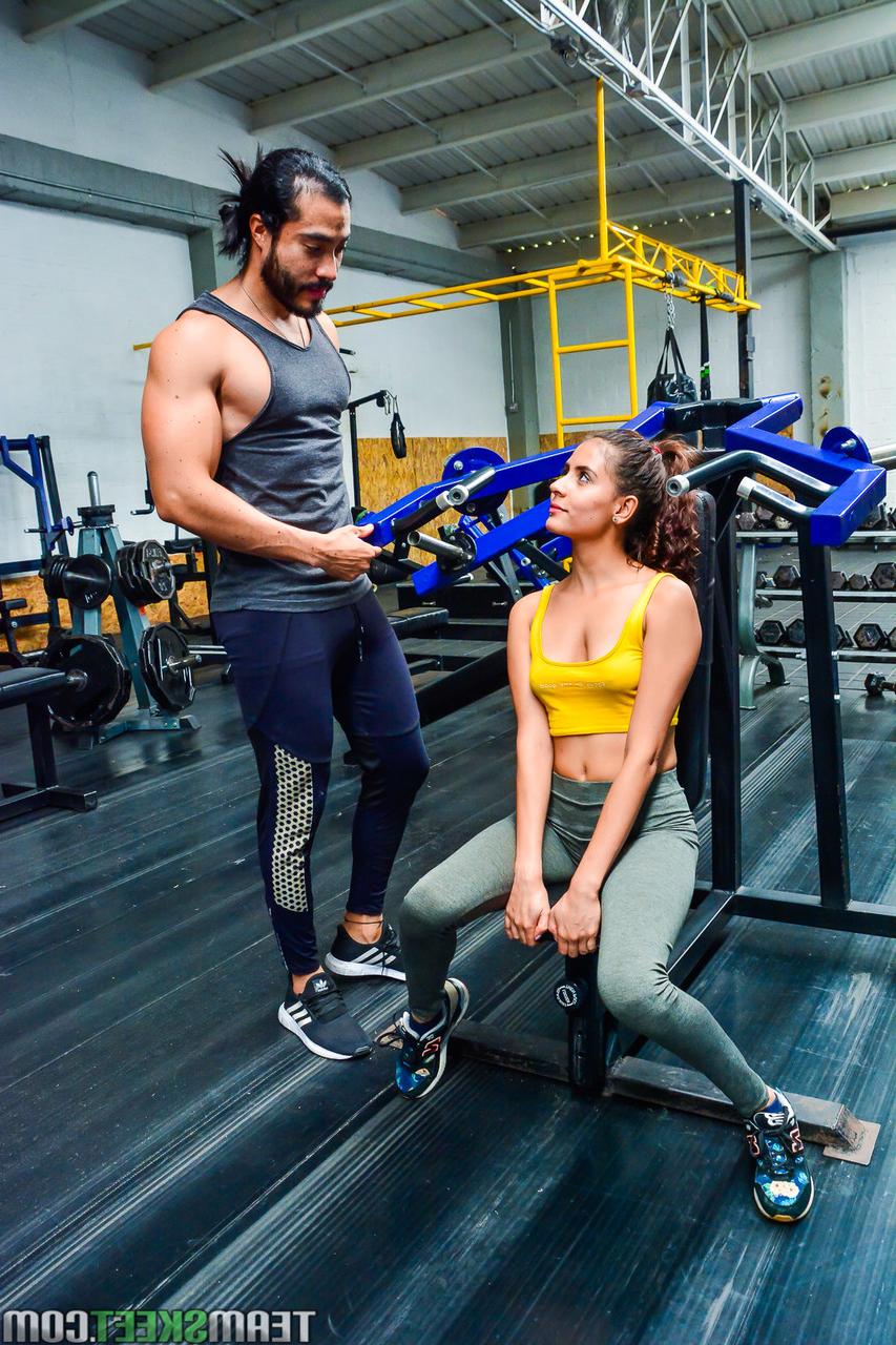 20P Babe Evelyn Suarez é fodida e facializada por seu amante alto Mario Leon