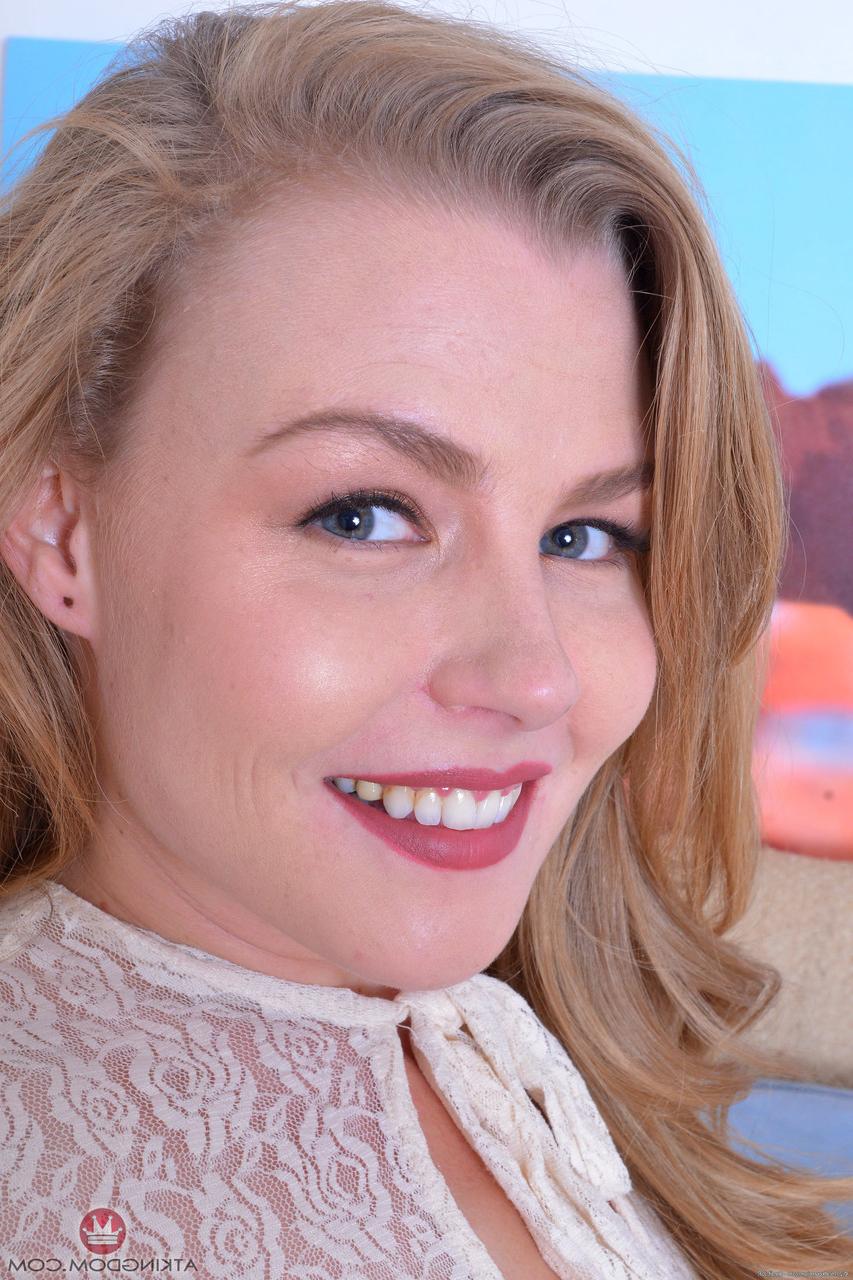 20P A adolescente loira Nicole Clitman levanta a saia e mostra sua vulva carnuda