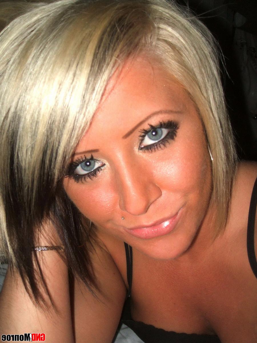 12P Chica rubia con ojos llamativos cubre su cuerpo desnudo con salsa de chocolate