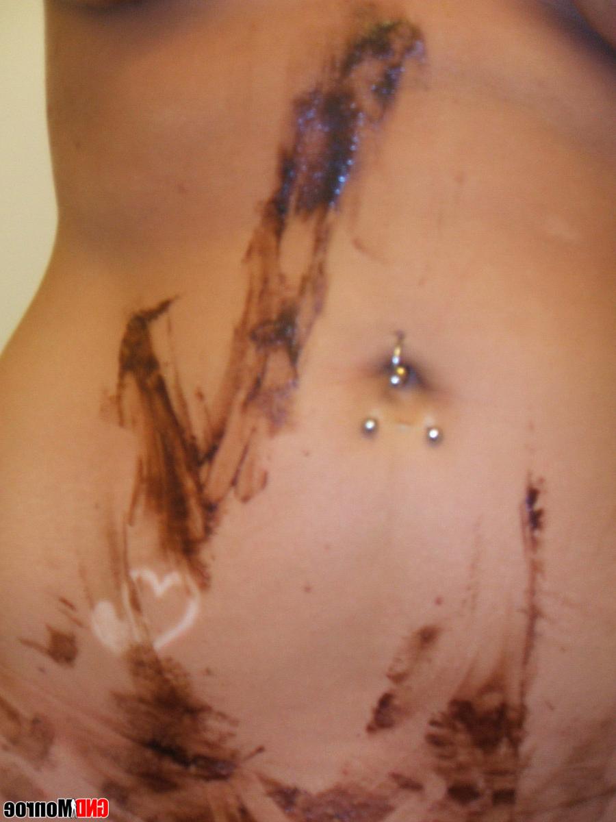 12P Chica rubia con ojos llamativos cubre su cuerpo desnudo con salsa de chocolate