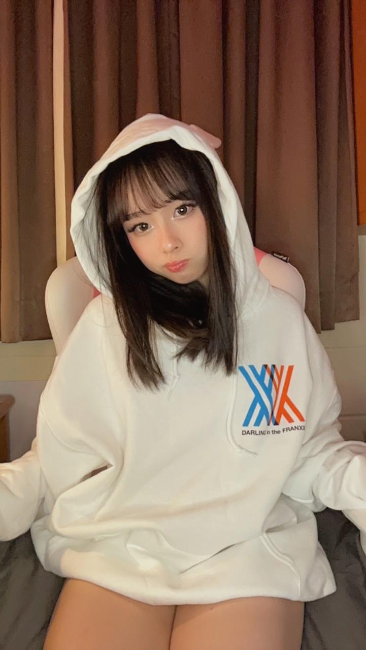16P Asian OnlyFans cam babe Mya Mira exibe sua bunda grande em uma compilação sexy
