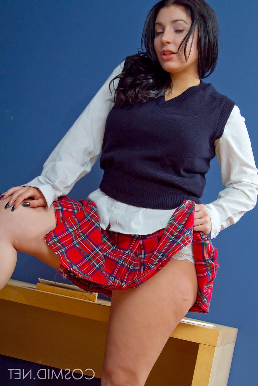 16P Die Amateur-BBW Kelli entblößt ihre Brüste, während sie sich ihre weiße Spitzenunterwäsche auszieht