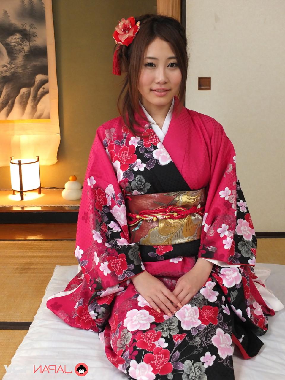 20P A linda gata asiática Yui Shiina come porra enquanto dá a cabeça em uma cena quente de CFNM