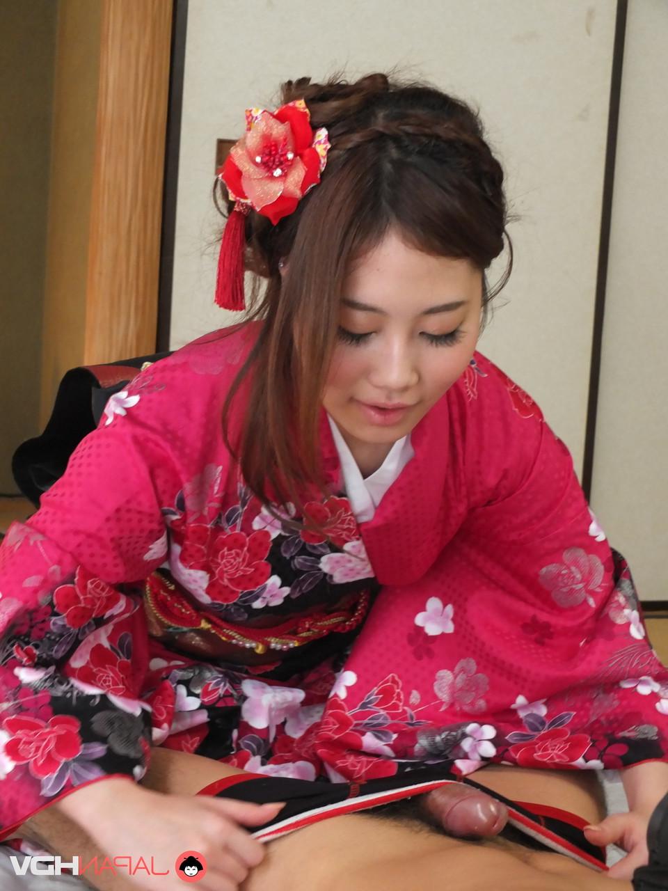 20P A linda gata asiática Yui Shiina come porra enquanto dá a cabeça em uma cena quente de CFNM