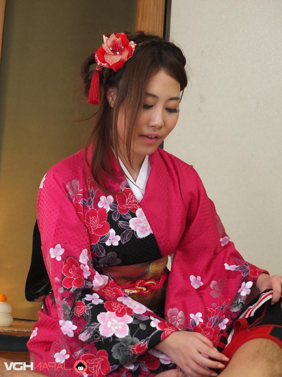 20P A linda gata asiática Yui Shiina come porra enquanto dá a cabeça em uma cena quente de CFNM