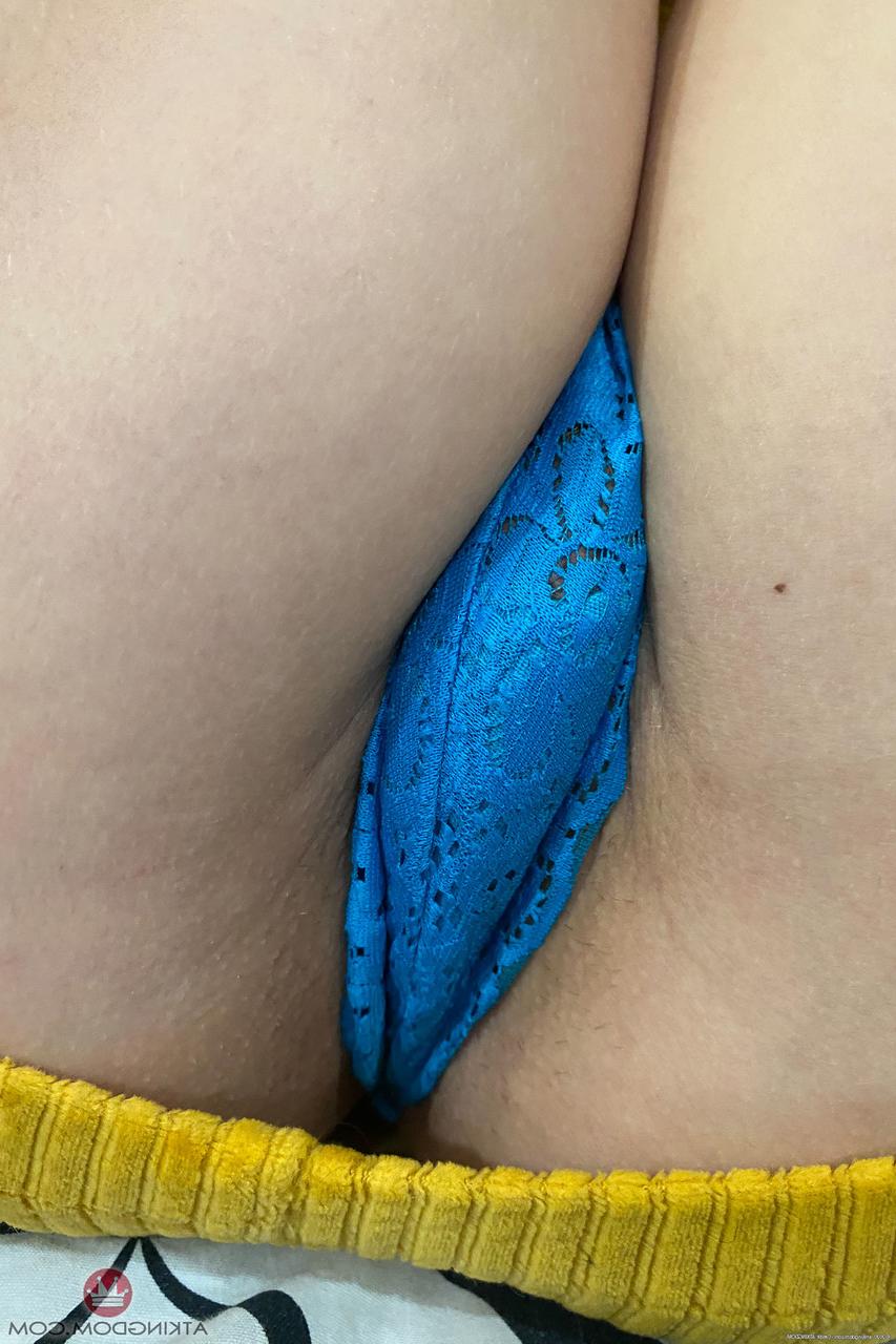 20P A deliciosa adolescente amadora Riley Star mostra sua buceta úmida e carnuda de perto