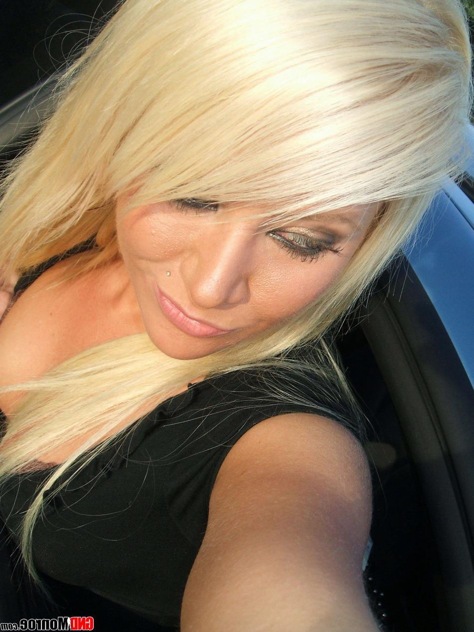 12P Menina loira com olhos marcantes tira selfies tentadoras enquanto está no carro