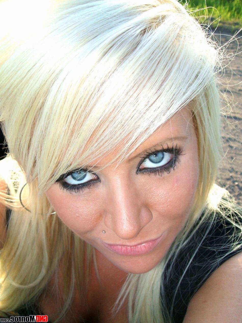 12P Menina loira com olhos marcantes tira selfies tentadoras enquanto está no carro