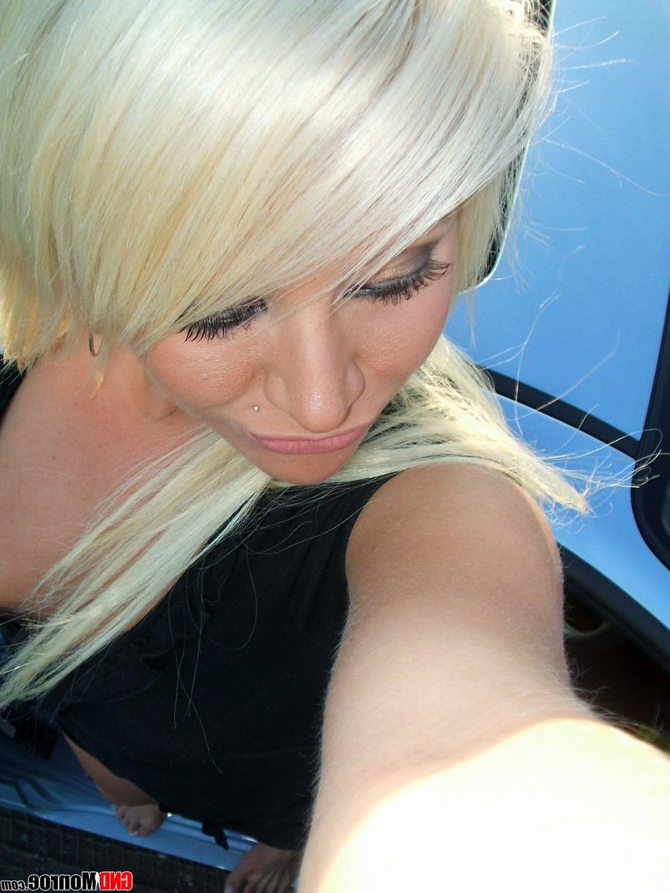 12P Menina loira com olhos marcantes tira selfies tentadoras enquanto está no carro