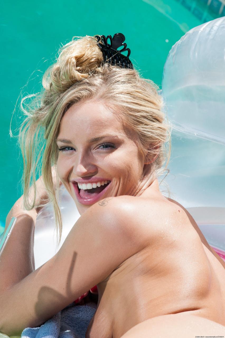 20P La blonde nue Staci Carr écarte sa chatte rasée de près en plein air.