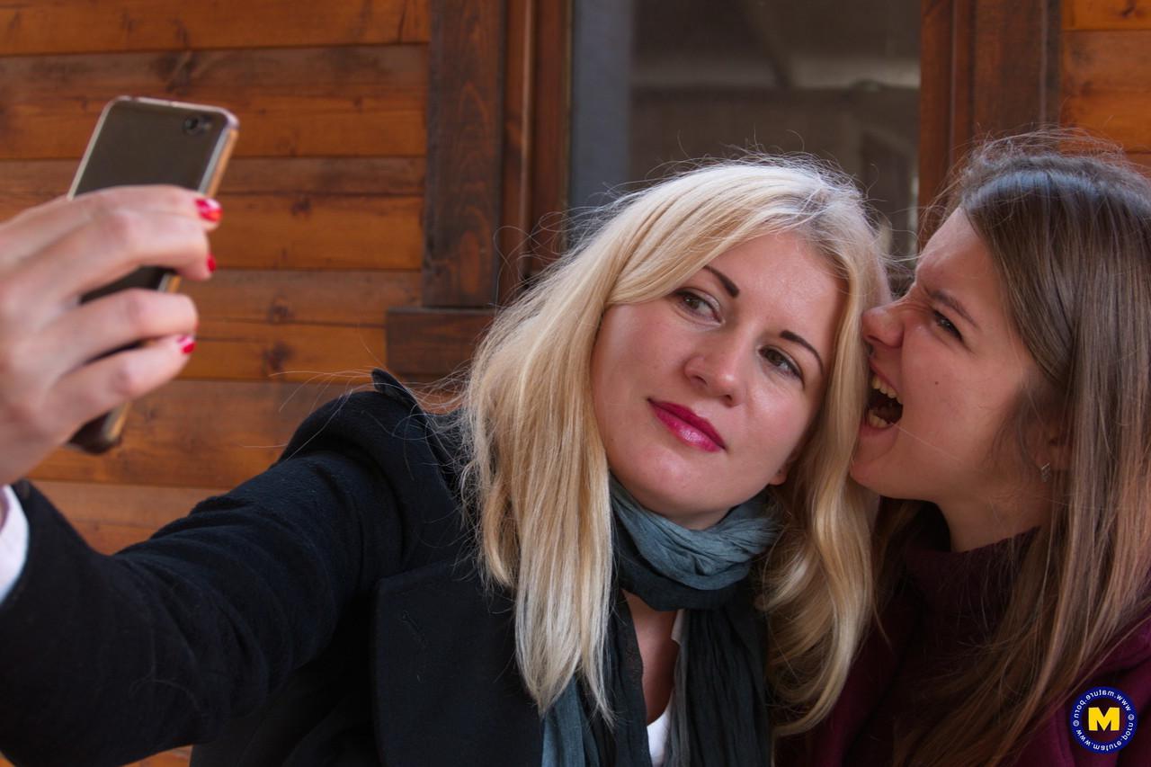 20P As adolescentes amadoras vestidas Calina e Renata Fox flertam e tiram selfies