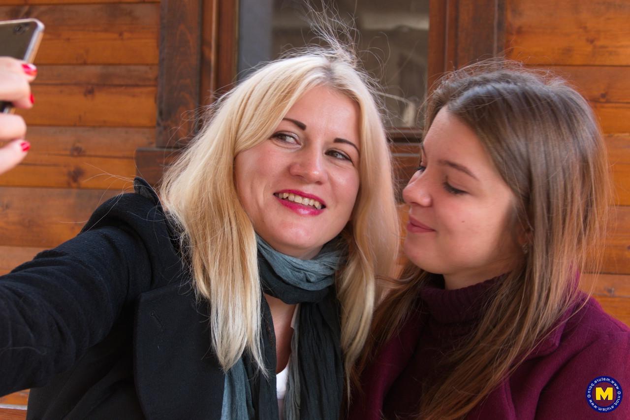 20P As adolescentes amadoras vestidas Calina e Renata Fox flertam e tiram selfies