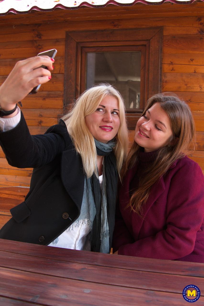 20P As adolescentes amadoras vestidas Calina e Renata Fox flertam e tiram selfies