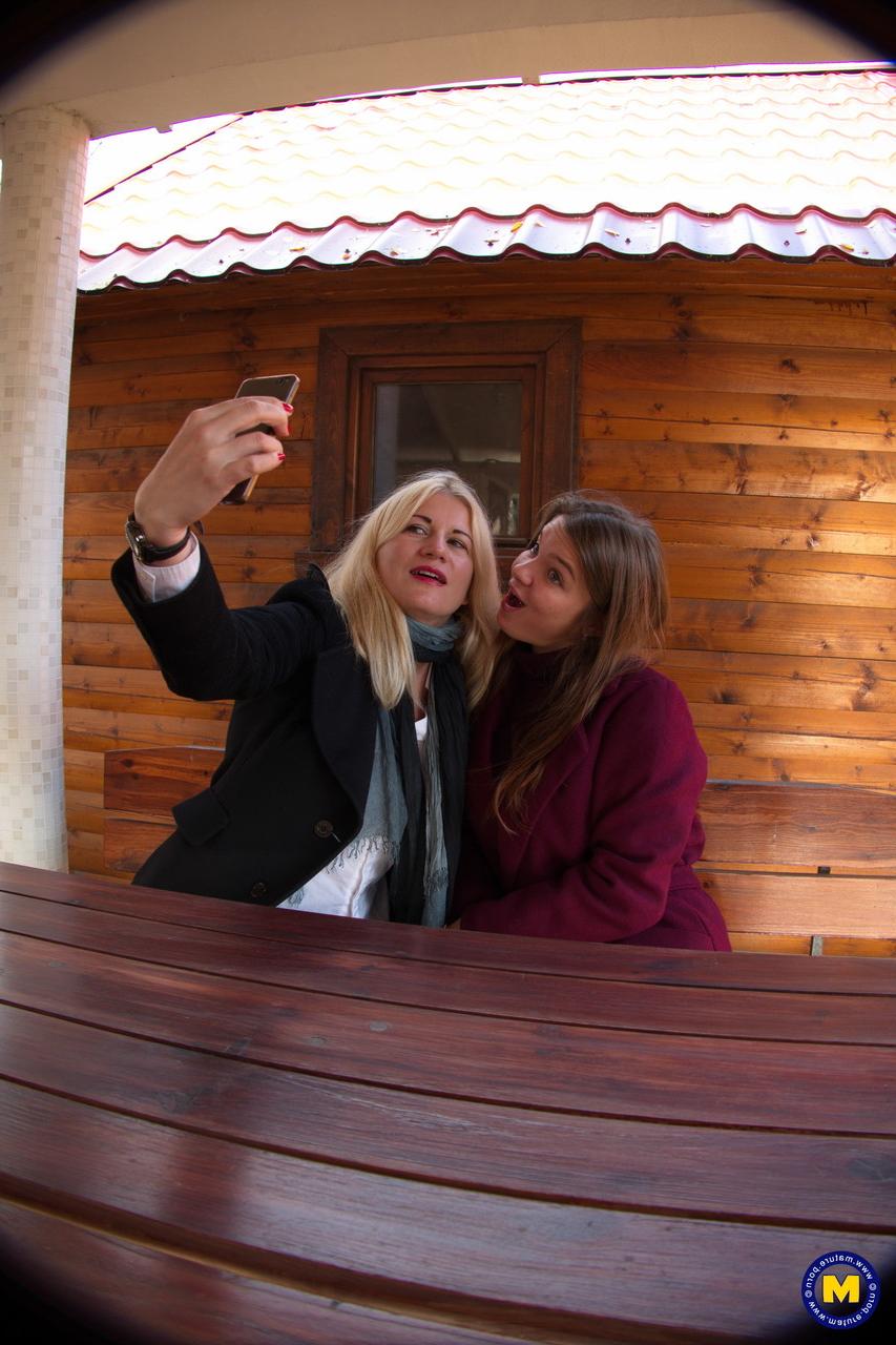 20P As adolescentes amadoras vestidas Calina e Renata Fox flertam e tiram selfies