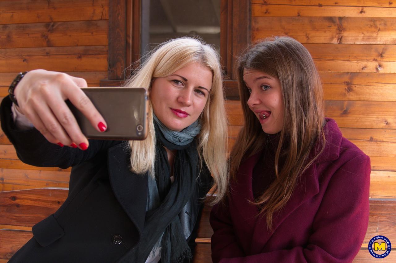 20P As adolescentes amadoras vestidas Calina e Renata Fox flertam e tiram selfies