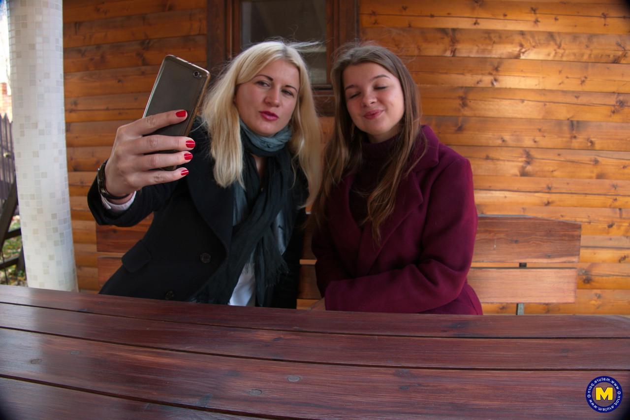 20P As adolescentes amadoras vestidas Calina e Renata Fox flertam e tiram selfies