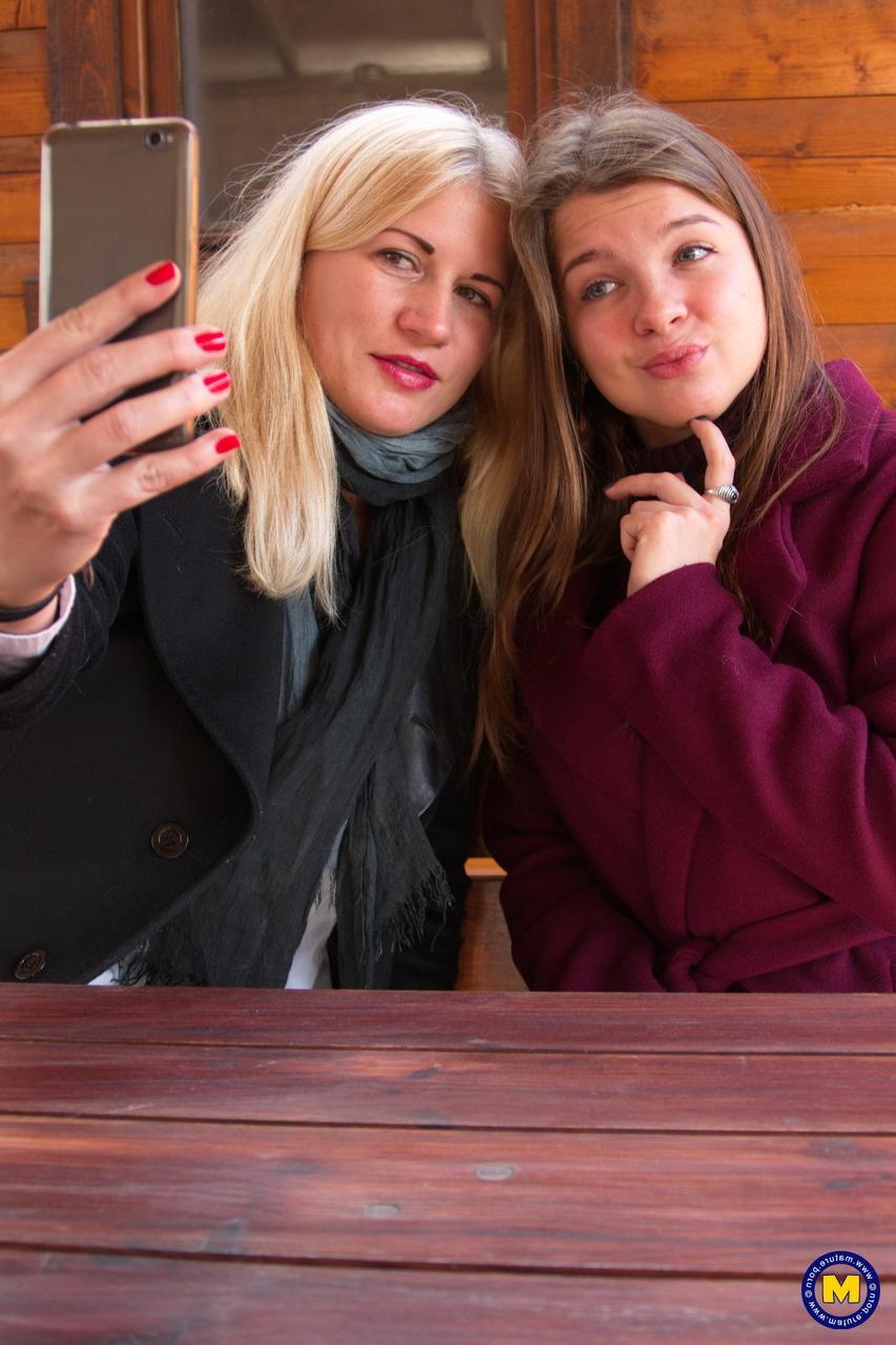 20P As adolescentes amadoras vestidas Calina e Renata Fox flertam e tiram selfies