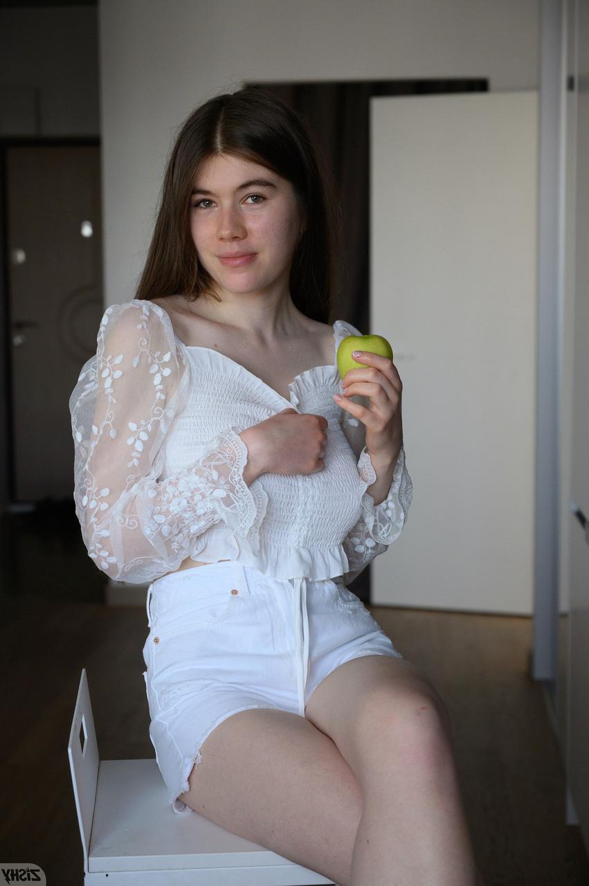 13P La hermosa morena Yvain Cormich muestra sus jugosas tetas naturales