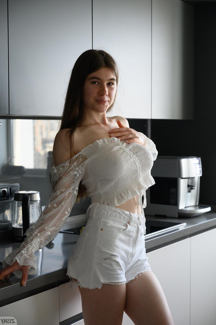 13P La hermosa morena Yvain Cormich muestra sus jugosas tetas naturales