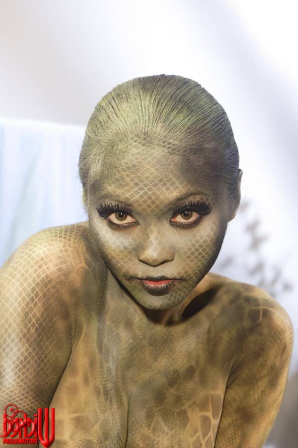 20P Das nackte Babe in High Heels Mika Tan zeigt ihre schlangenhautfarbene Körperbemalung