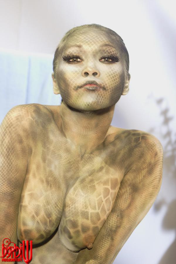 20P Das nackte Babe in High Heels Mika Tan zeigt ihre schlangenhautfarbene Körperbemalung