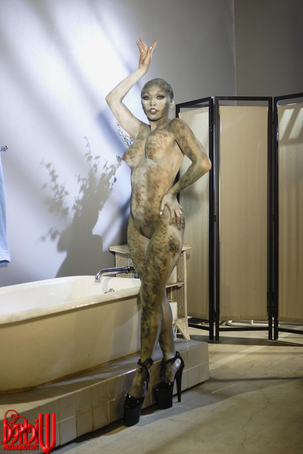 20P Das nackte Babe in High Heels Mika Tan zeigt ihre schlangenhautfarbene Körperbemalung