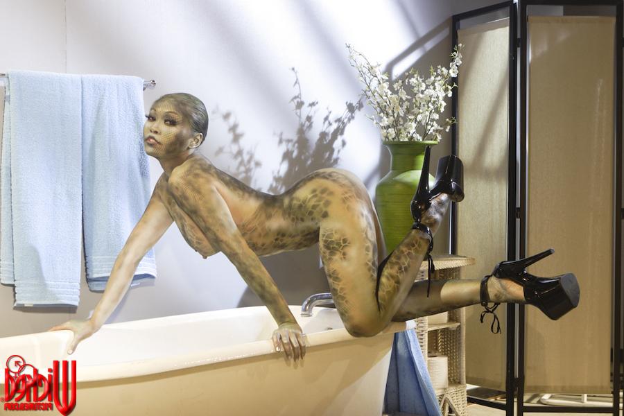 20P Das nackte Babe in High Heels Mika Tan zeigt ihre schlangenhautfarbene Körperbemalung