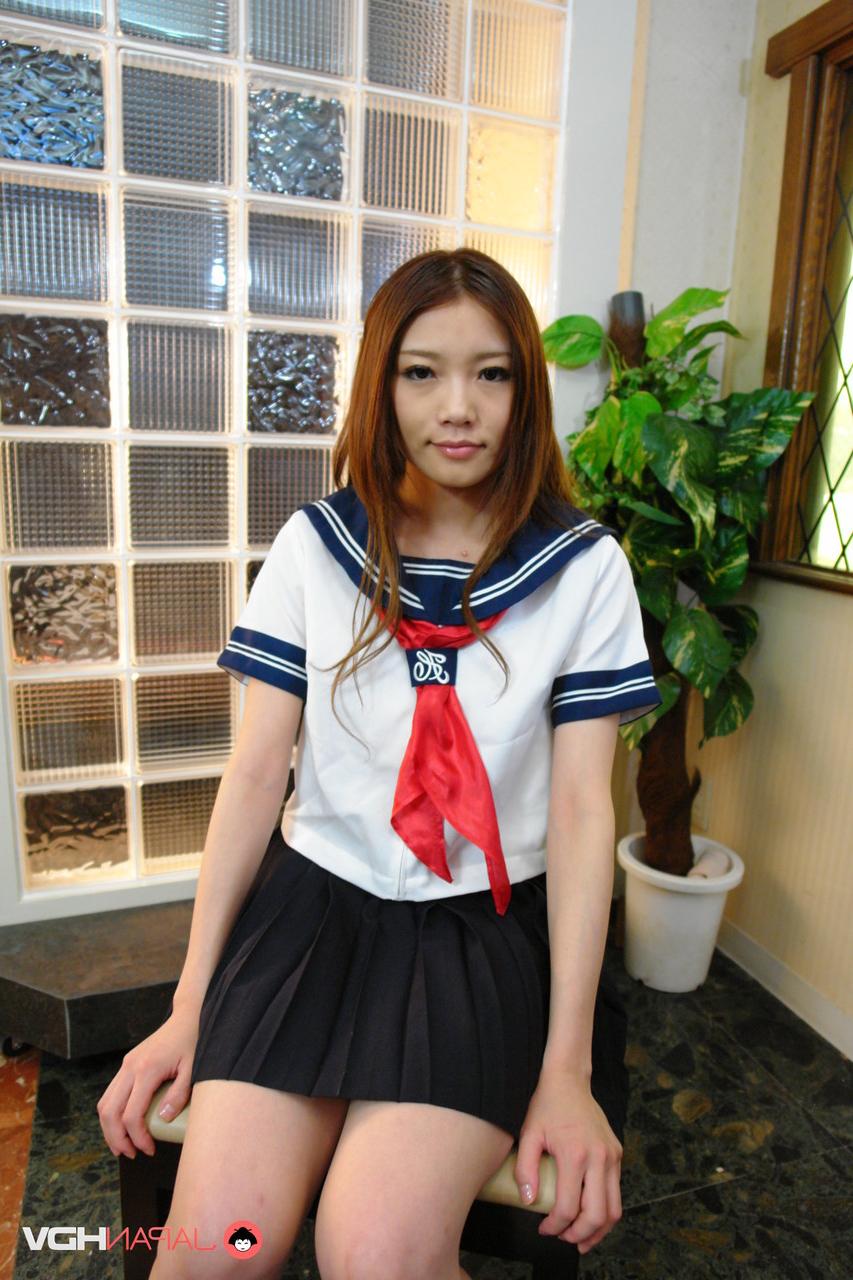 20P L'écolière japonaise Aoi Yuki attache ses jambes avec une corde et joue avec son manchon poilu.