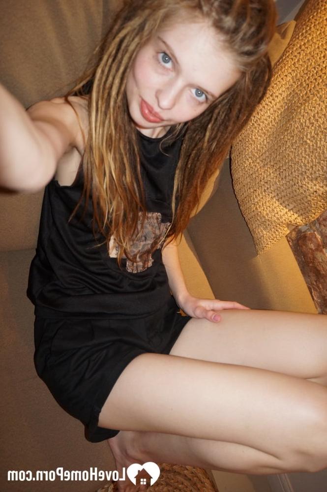 14P Une ado sexy montre son corps nu et ses petits seins tout en prenant des selfies